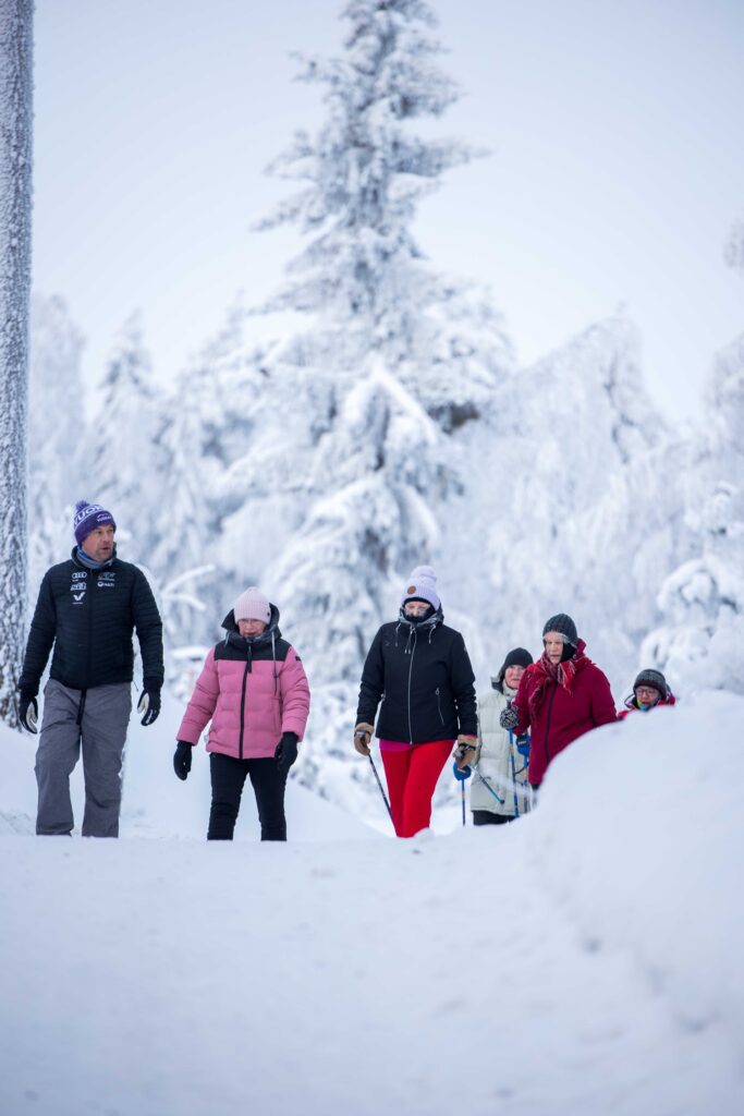 Eläkeläiset talviliikuntapäivillä Vuokatissa